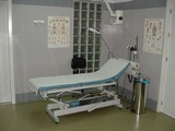<div class=lightGallery-captions><p>Sala de curas Mutua de Andalucía y de Ceuta</p><p>Camilla situada en la zona ambulatoria (zona de curas) de la delegación de Ceuta.</p><h4>Material cedido por 115 - CESMA</h4><span>2003</span></div>